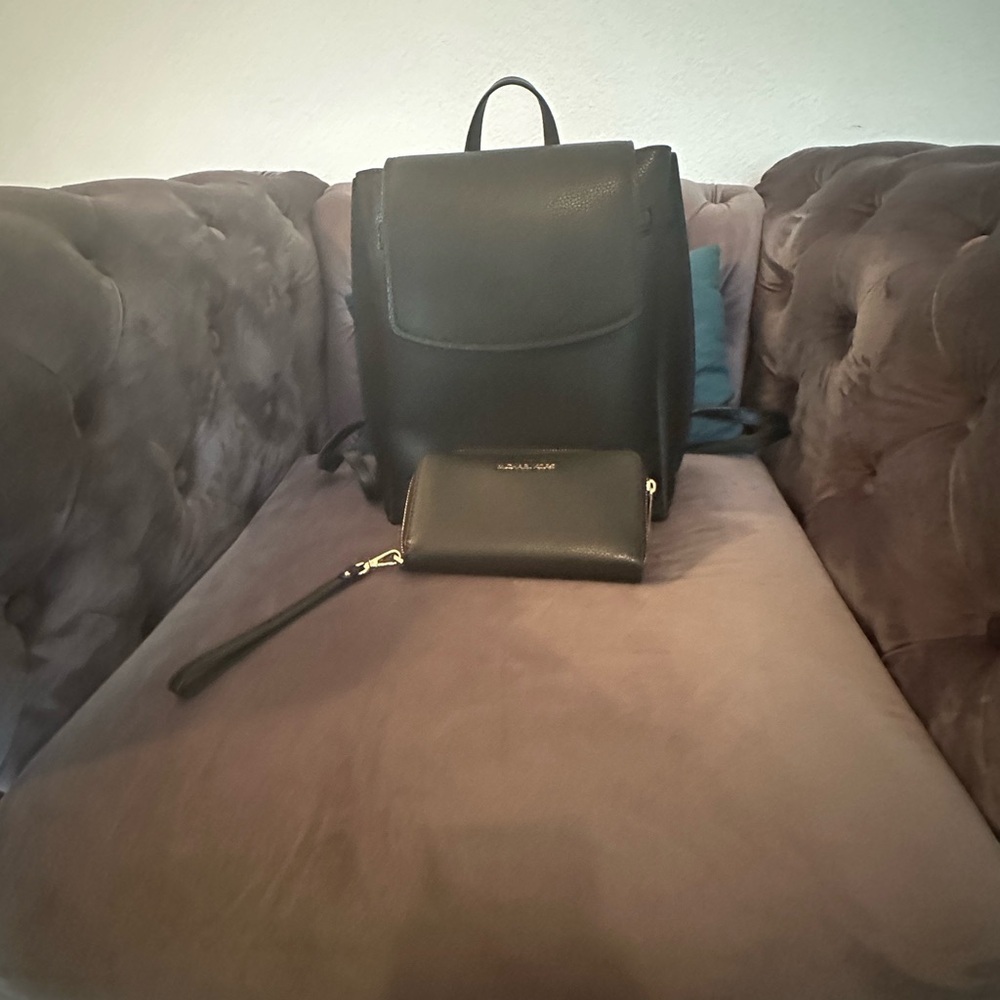 Michael Kors Emilia Belted Backpack Black Leather Medium with matching wallet - Picture 6 of 11